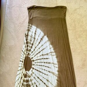 Green and white maxi skirt, tie die pattern